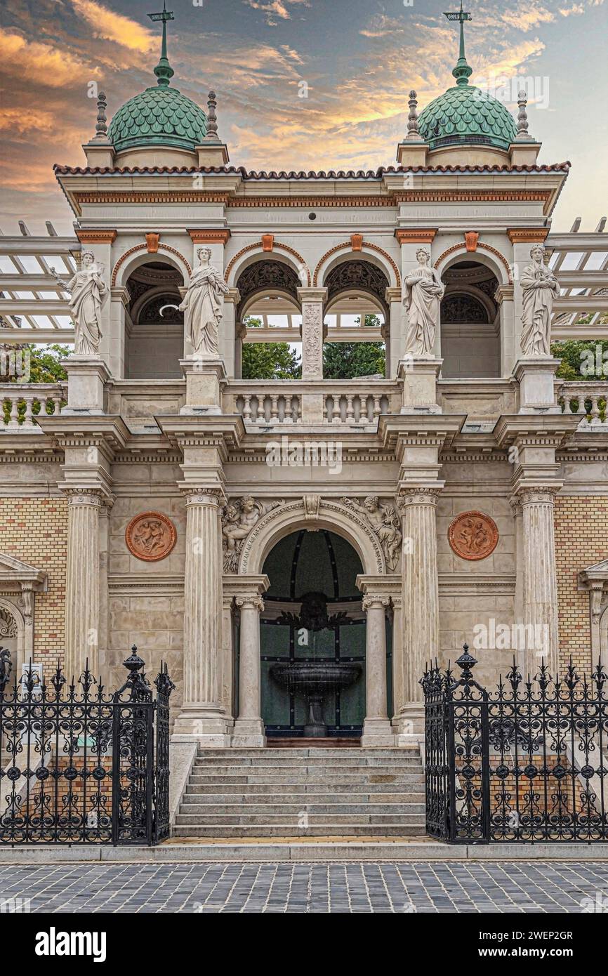 BUDAPEST, UNGHERIA-23 AGOSTO 2021: Ingresso in strada al Bazar Giardino Castello, centro culturale, complesso neo-rinascimentale del XIX secolo, ristrutturato, con exh Foto Stock