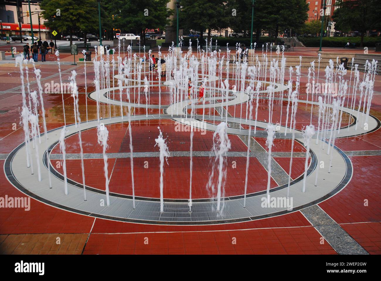 Le acque sgorgano da una fontana a forma di anelli Olimpici al Centennial Park, ad Atlanta, sede dei Giochi estivi del 1996 Foto Stock