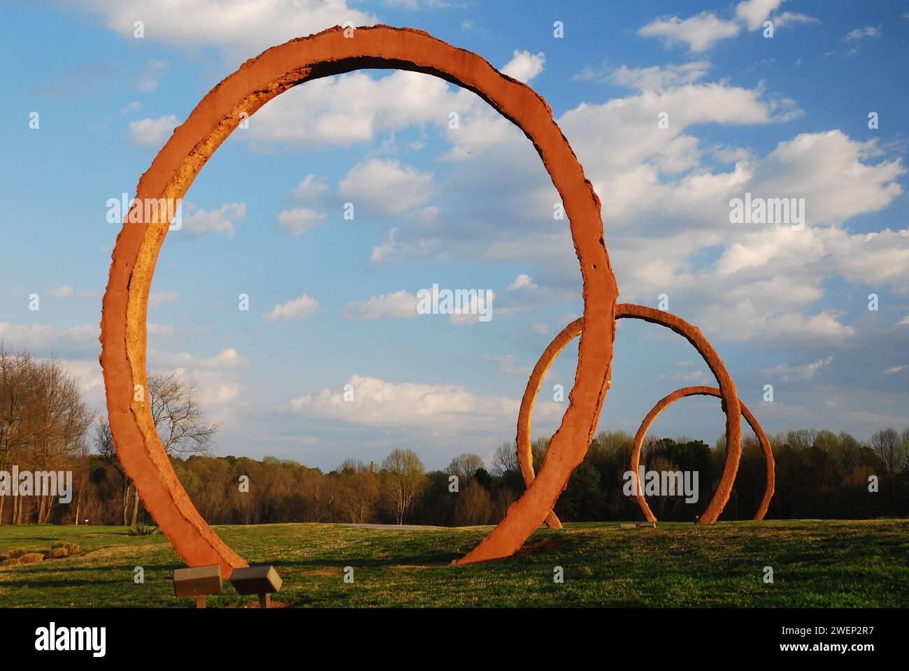 Il grande anello circolare di scultura di Thomas Sayre Gyre sul parco del North Carolina Museum of Art di Raleigh Foto Stock