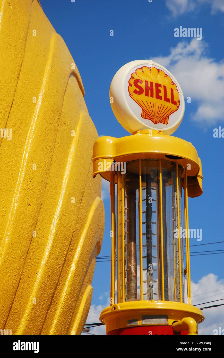 Una stazione di servizio Shell gialla d'epoca, costruita come il logo a forma di capesante dell'azienda, è ancora un'attrazione stradale Foto Stock