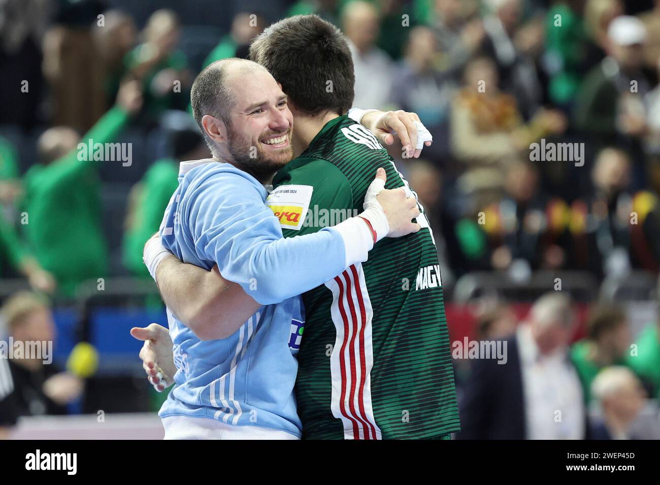 26.01.2024, Lanxess Arena, Koeln, GER, EHF Euro 2024, uomini, Spiel um 5. Platz, Cologne, Ungarn (HUN) vs. Slowenien (SLO/SVN), im Bild: Die Ungarn freuen sich ueber den Sieg und den 5. Platz Miklós Rosta (HUN #45), László Bartucz (HUN #61), foto © nordphoto GmbH/Meuter Foto Stock