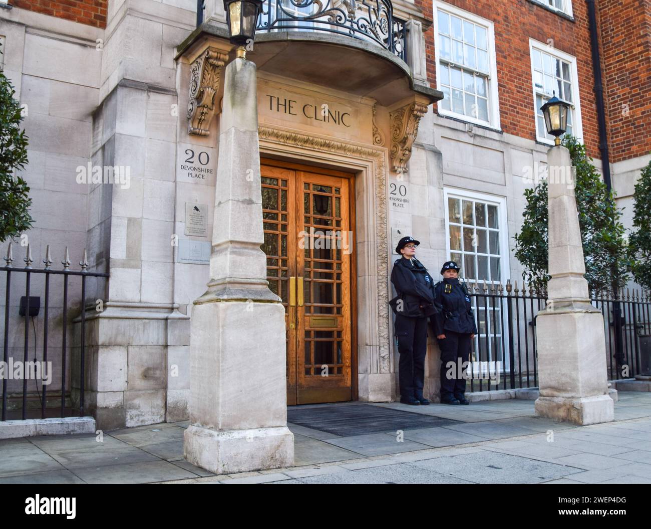 Londra, Regno Unito. 26 gennaio 2024. Gli agenti di polizia si trovano fuori dalla clinica privata di Londra mentre re Carlo III è ricoverato per le cure alla prostata, lo stesso ospedale in cui la principessa Caterina ha fatto il suo intervento chirurgico. Credito: Vuk Valcic/Alamy Live News Foto Stock