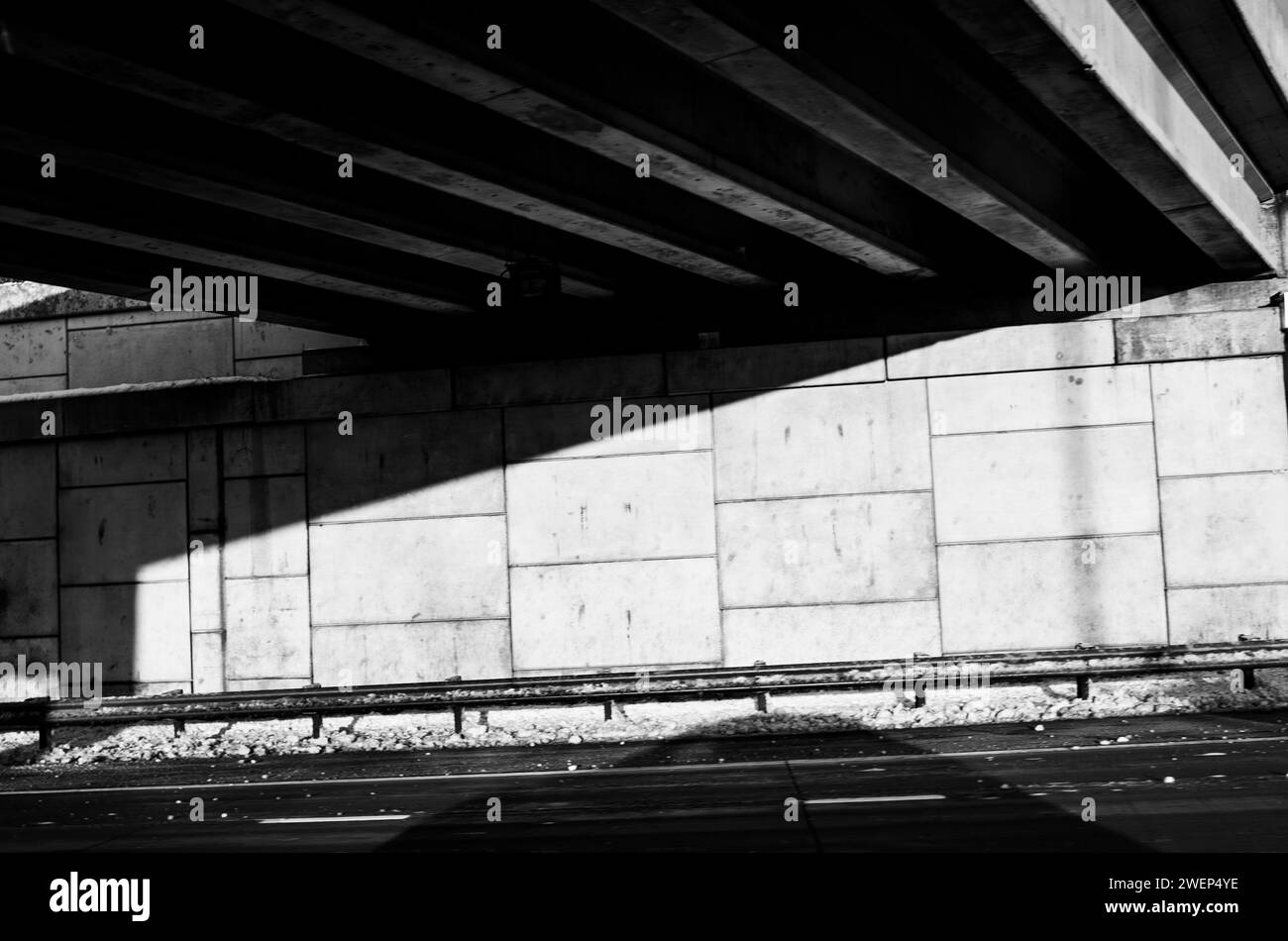 Uomo skateboard sotto un cavalcavia Foto Stock
