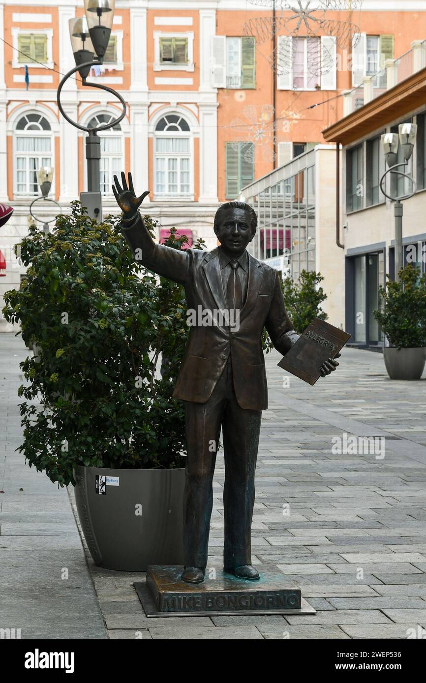 Statua in bronzo di Mike Bongiorno (New York, 1924 - Monte Carlo, 2009), presentatore di 11 edizioni del Festival della canzone Italiana, Sanremo, Liguria, Italia Foto Stock