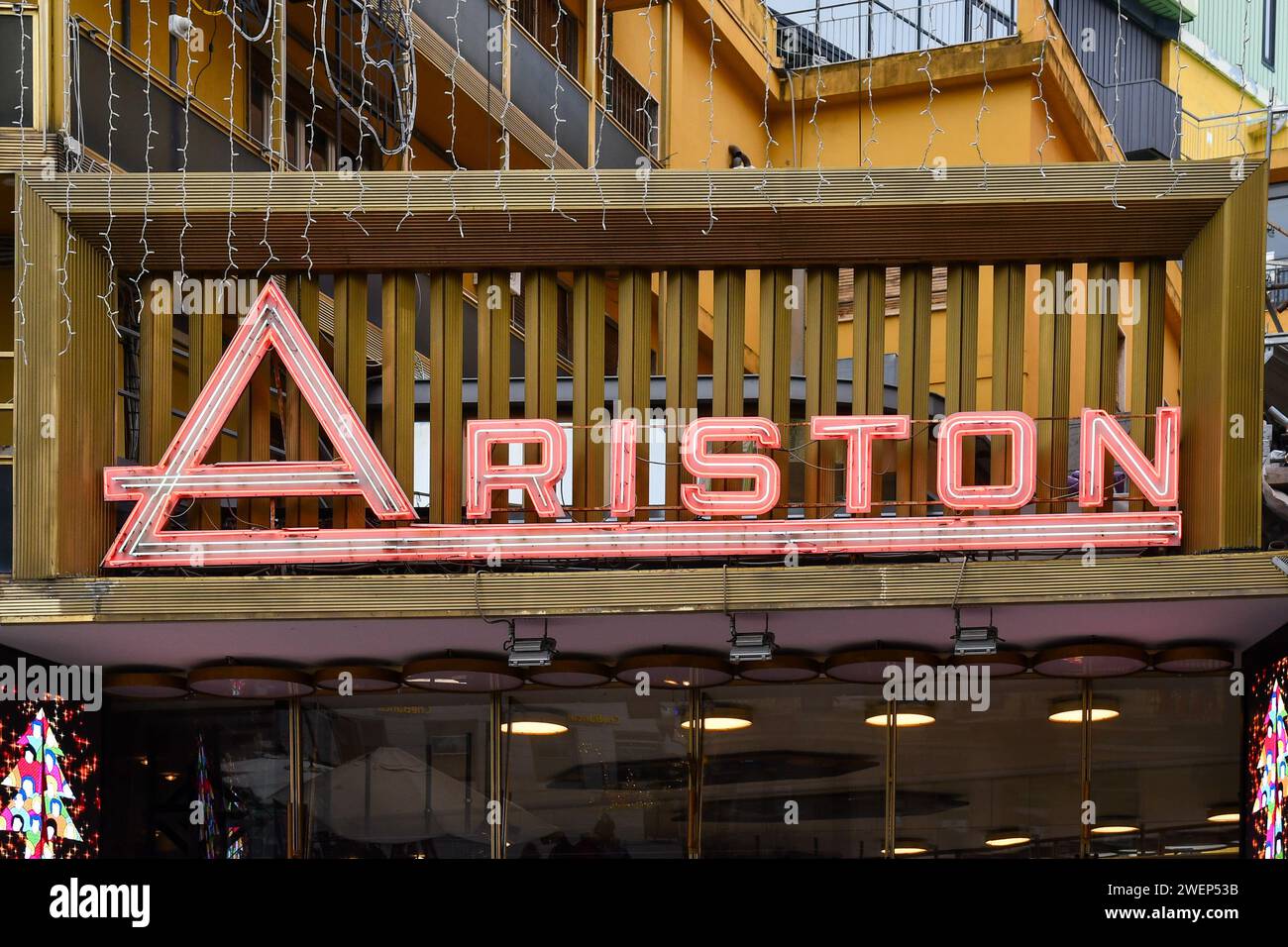 Cartello del Teatro Ariston, dove si terrà il Festival della canzone Italiana dal 6 al 10 febbraio 2024, Sanremo, Imperia, Liguria, Italia Foto Stock