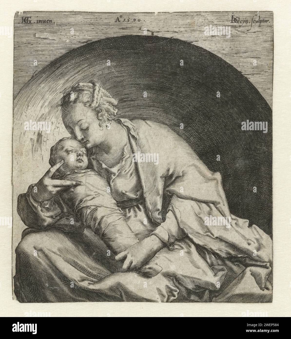 Madonna con Christkind addormentata, stampa del 1590 la Madonna seduta bacia il bambino addormentato in grembo. Lo sfondo è una nicchia rotonda. Incisione di carta Madonna: Maria seduta a terra, il Cristo bambino in grembo. bambino in vestiti a cialde Foto Stock