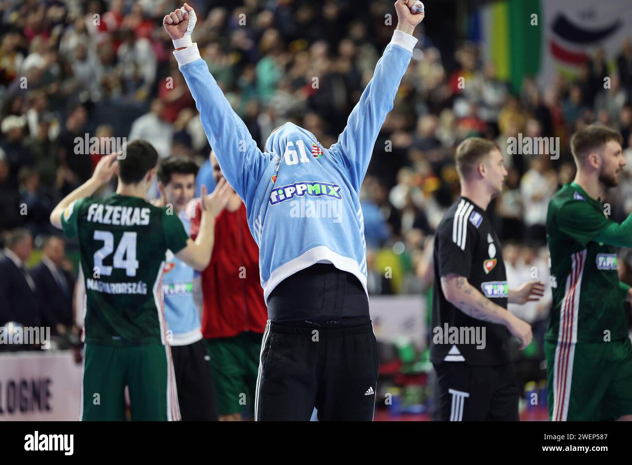 26.01.2024, Lanxess Arena, Koeln, GER, EHF Euro 2024, uomini, Spiel um 5. Platz, Cologne, Ungarn (HUN) vs. Slowenien (SLO/SVN), im Bild: Die Ungarn freuen sich ueber den Sieg und den 5. Platz, László Bartucz (HUN #61), foto © nordphoto GmbH/Meuter Foto Stock