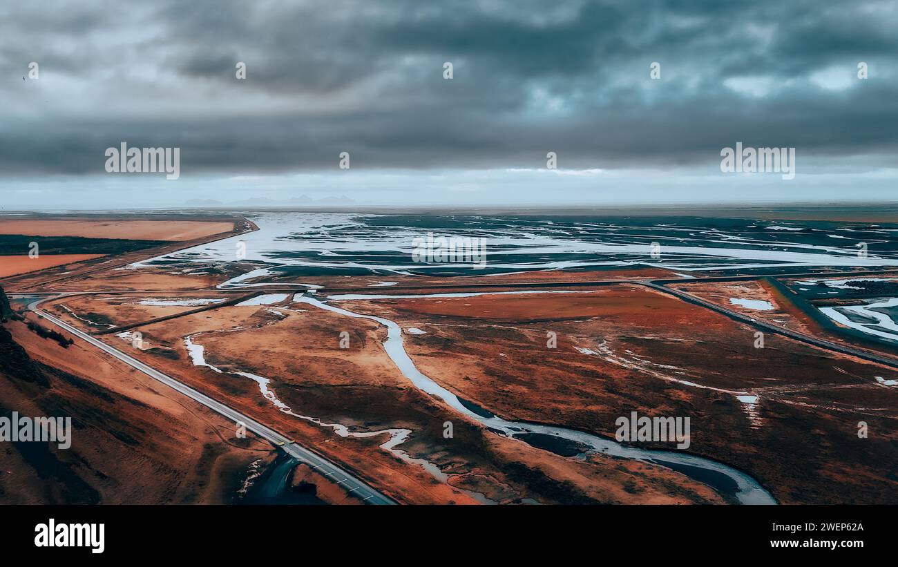 Vista aerea della vasta terra e dell'acqua Foto Stock