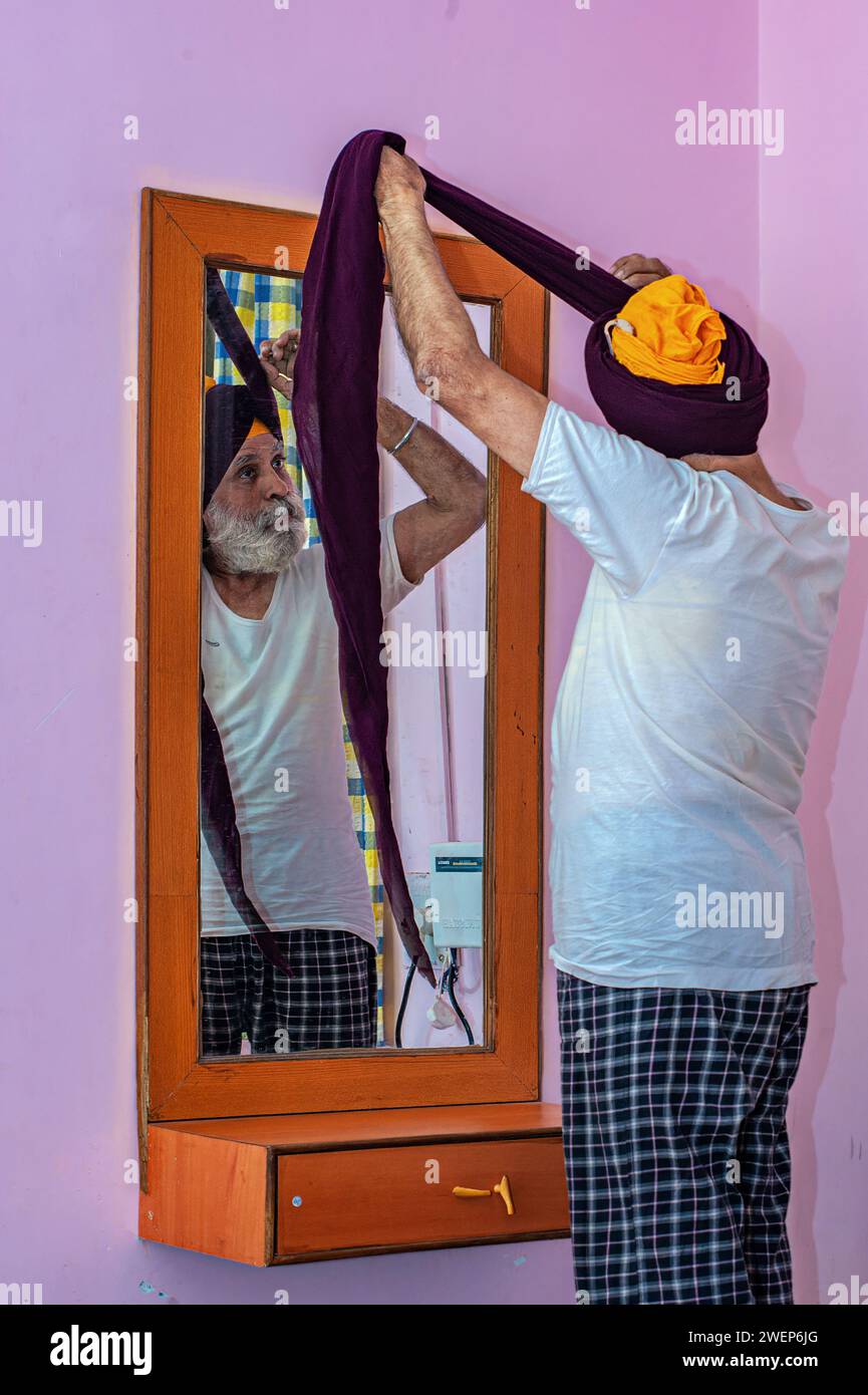 12 23 2010 devoti sikh che legano la loro Pago o la loro testa nel complesso di Sachkhand Saheb Gurudwara a Nanded Maharashtra India Foto Stock