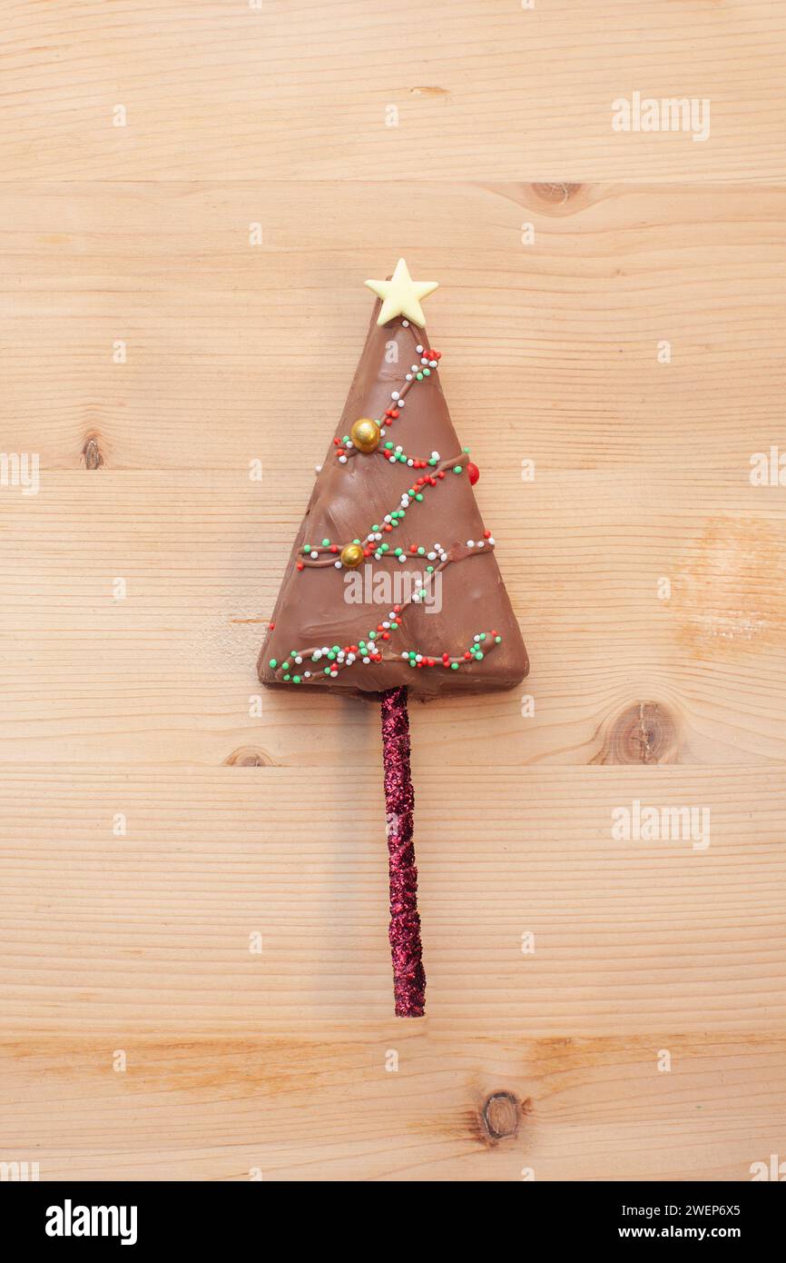 torta al cioccolato a forma di albero di natale Foto Stock