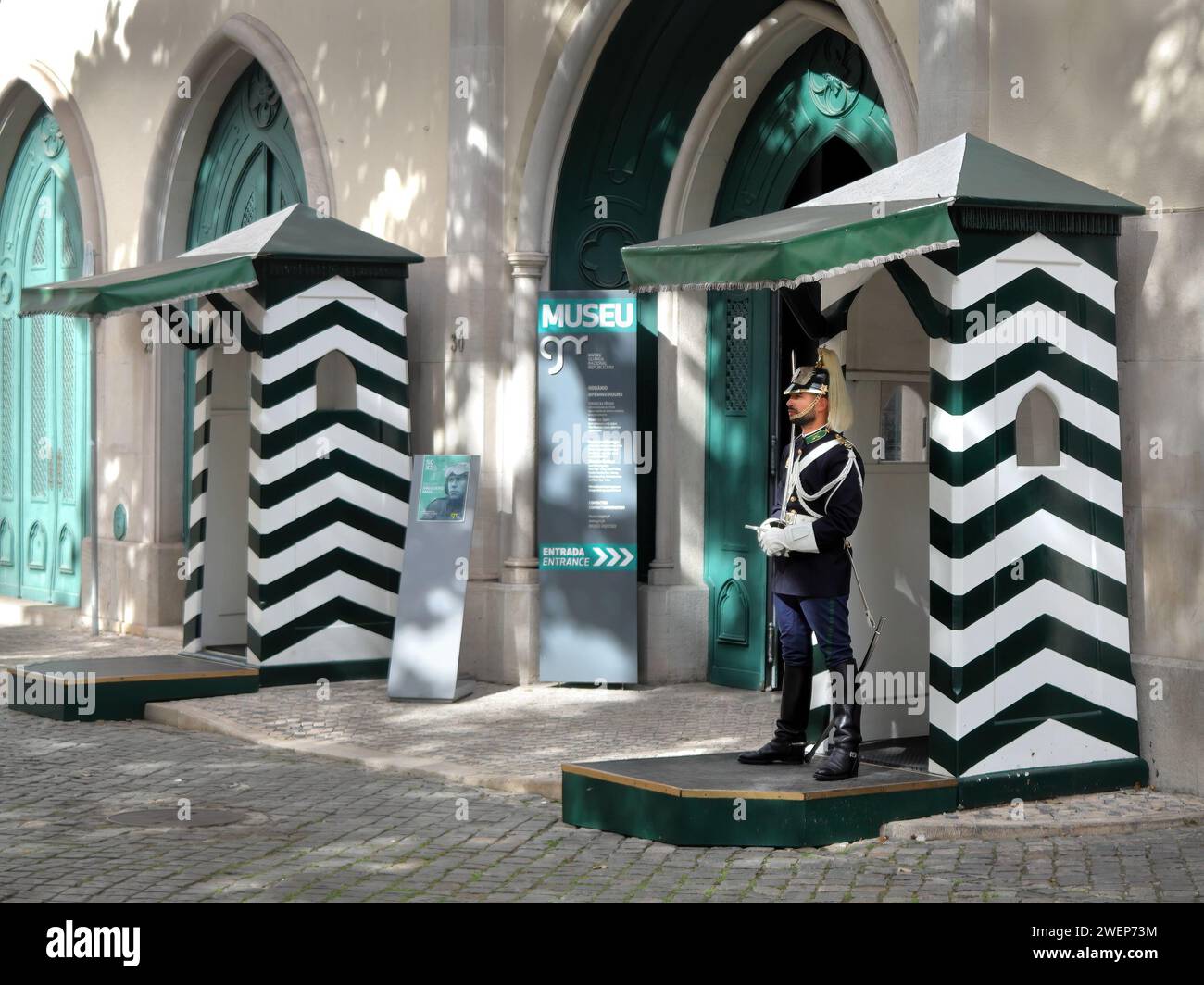 Sentry in uniforme cerimoniale all'ingresso del Museo Nazionale della Guardia Repubblicana a Lisbona, Portogallo Foto Stock
