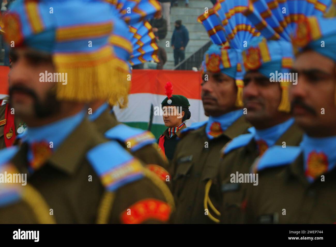 Srinagar, India. 26 gennaio 2024. 26 gennaio 2024, Srinagar Kashmir, India: Un membro del National Cadet Corps (NCC) assiste alla parata del giorno della Repubblica a Srinagar. Il 26 gennaio 2024, Srinagar Kashmir, India. (Foto di Firdous Nazir/Eyepix Group) credito: SIPA USA/Alamy Live News Foto Stock