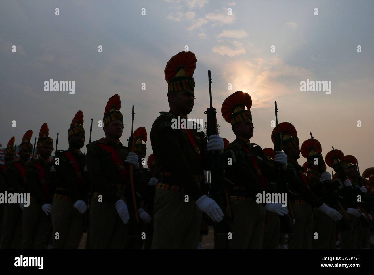 Srinagar, India. 26 gennaio 2024. 26 gennaio 2024, Srinagar Kashmir, India: I soldati indiani marciano durante la parata del giorno della Repubblica a Srinagar. Il 26 gennaio 2024, Srinagar Kashmir, India. (Foto di Firdous Nazir/Eyepix Group) credito: SIPA USA/Alamy Live News Foto Stock