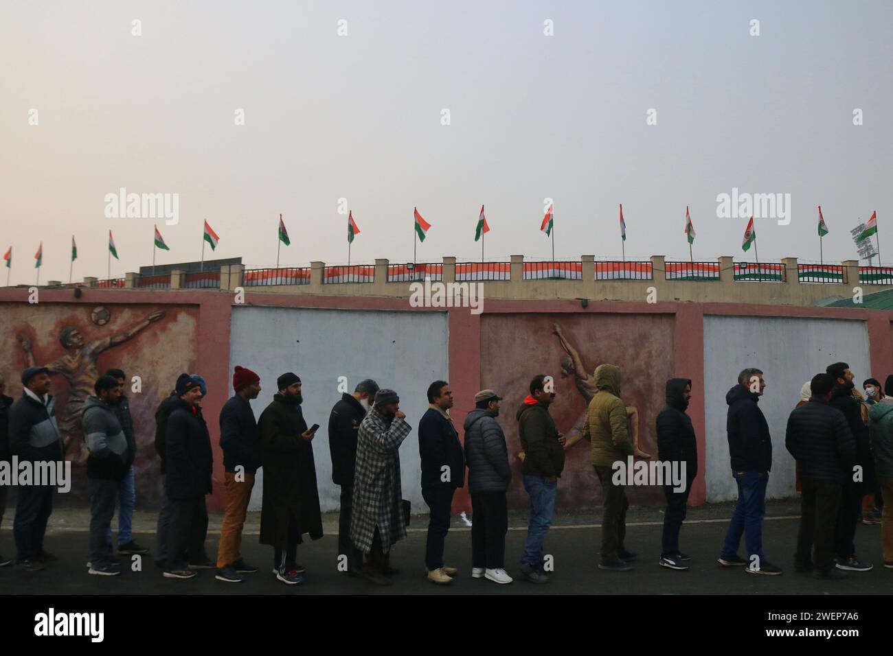 Srinagar Kashmir, India. 26 gennaio 2024. La gente aspetta di essere frisked mentre arriva per guardare la parata del giorno della Repubblica, a Srinagar. Il 26 gennaio 2024, Srinagar Kashmir, India. (Immagine di credito: © Firdous Nazir/eyepix via ZUMA Press Wire) SOLO USO EDITORIALE! Non per USO commerciale! Foto Stock