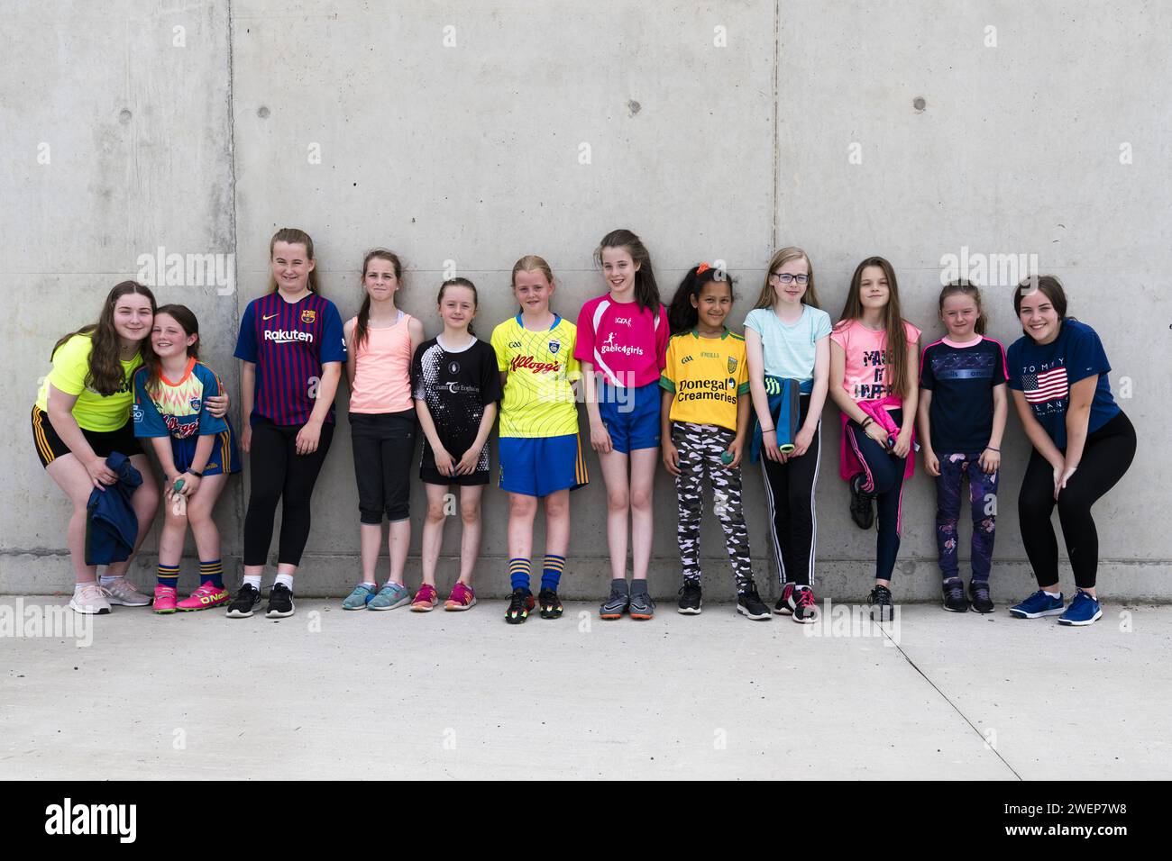 Giovani ragazze che partecipano a giochi forniti dalla Gaelic Athletic Association (GAA) locale per promuovere la pallamano. Foto Stock