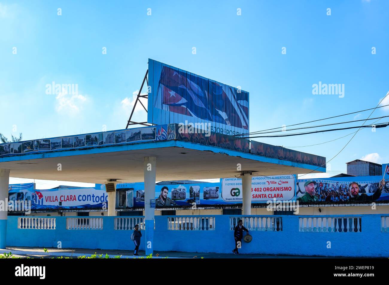 segno di propaganda e recinzione nelle imprese gestite dal governo, santa clara city, cuba, 2024 Foto Stock