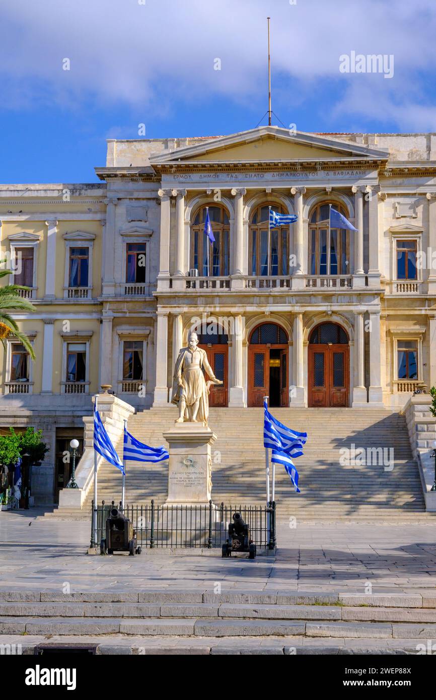 Ermoupoli, GR - 9 agosto 2023: Municipio di Syros e statua di Andreas Miaoulis Foto Stock