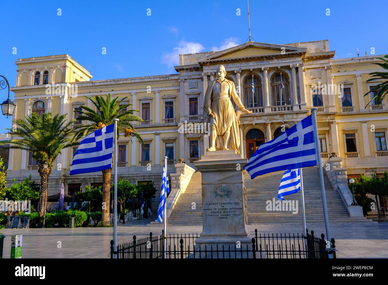 Ermoupoli, GR - 9 agosto 2023: Municipio di Syros e statua di Andreas Miaoulis Foto Stock
