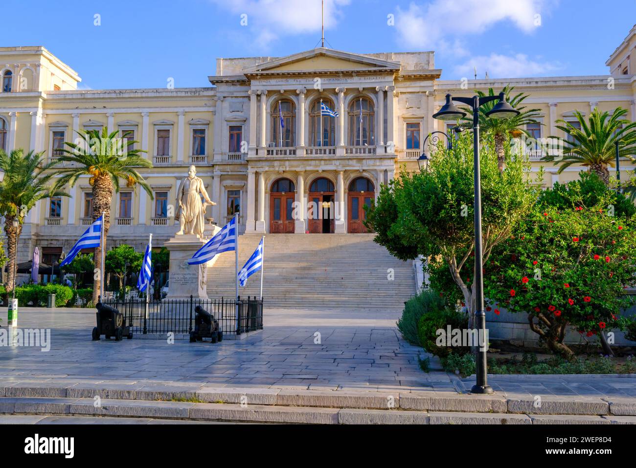 Ermoupoli, GR - 9 agosto 2023: Municipio di Syros e statua di Andreas Miaoulis Foto Stock