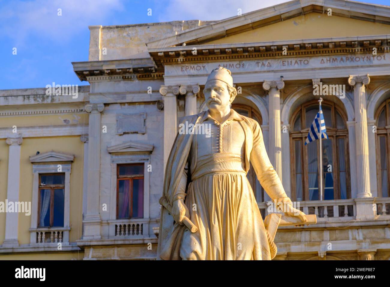 Ermoupoli, GR - 9 agosto 2023: Municipio di Syros e statua di Andreas Miaoulis Foto Stock