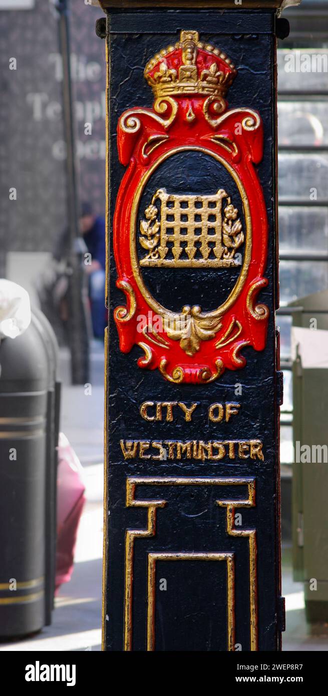 Londra: Stele in der City. - Diese dekorative Metallstele City of Westminster steht in der Innenstadt von London. Città di Westminster ist ein Stadtbez Foto Stock