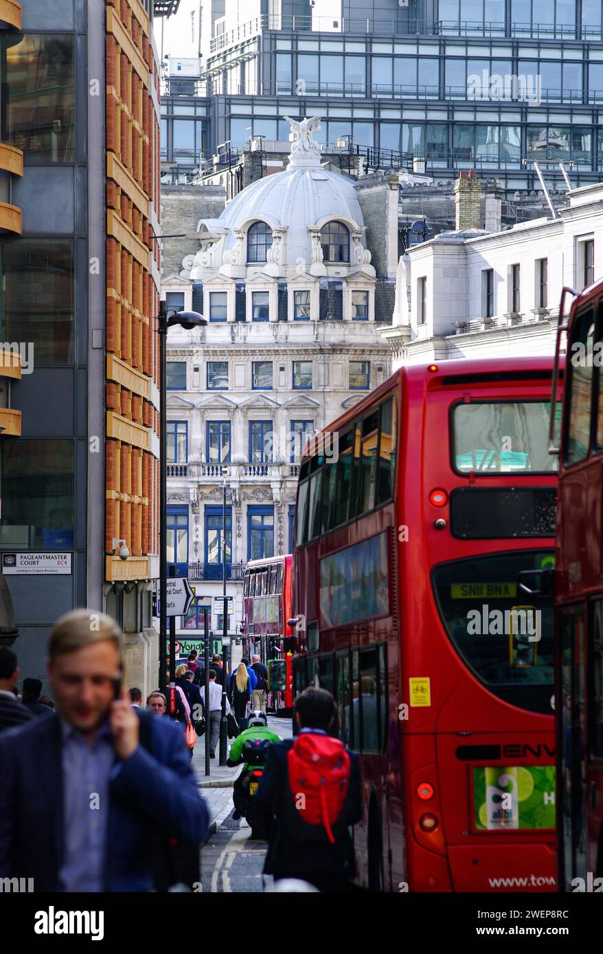 Londra: Tradition gehört dazu. - Ein roter Doppeldecker-Bus New Routemaster fährt durch die Innenstadt von London. *** La tradizione di Londra ne fa parte Foto Stock