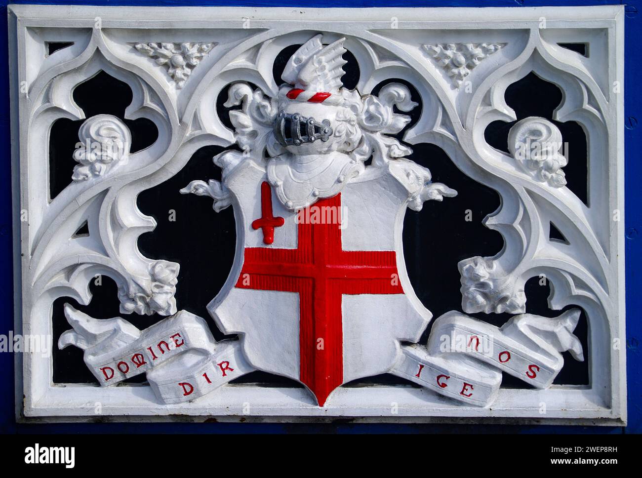 Londra: Berühmte Brücke - Die Tower Bridge. - Das Wappen an einem der berühmtesten Bauwerke Londons. Die 1894 eröffnete Brücke überspannt Die Themse A. Foto Stock