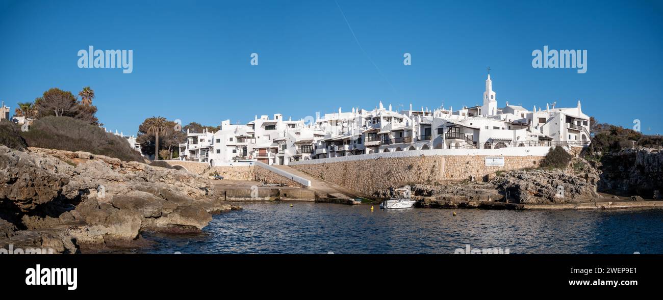 Binibeca, Spagna; 26 gennaio 2024: Il panorama della vecchia Binibeca a Minorca, Isole Baleari Foto Stock