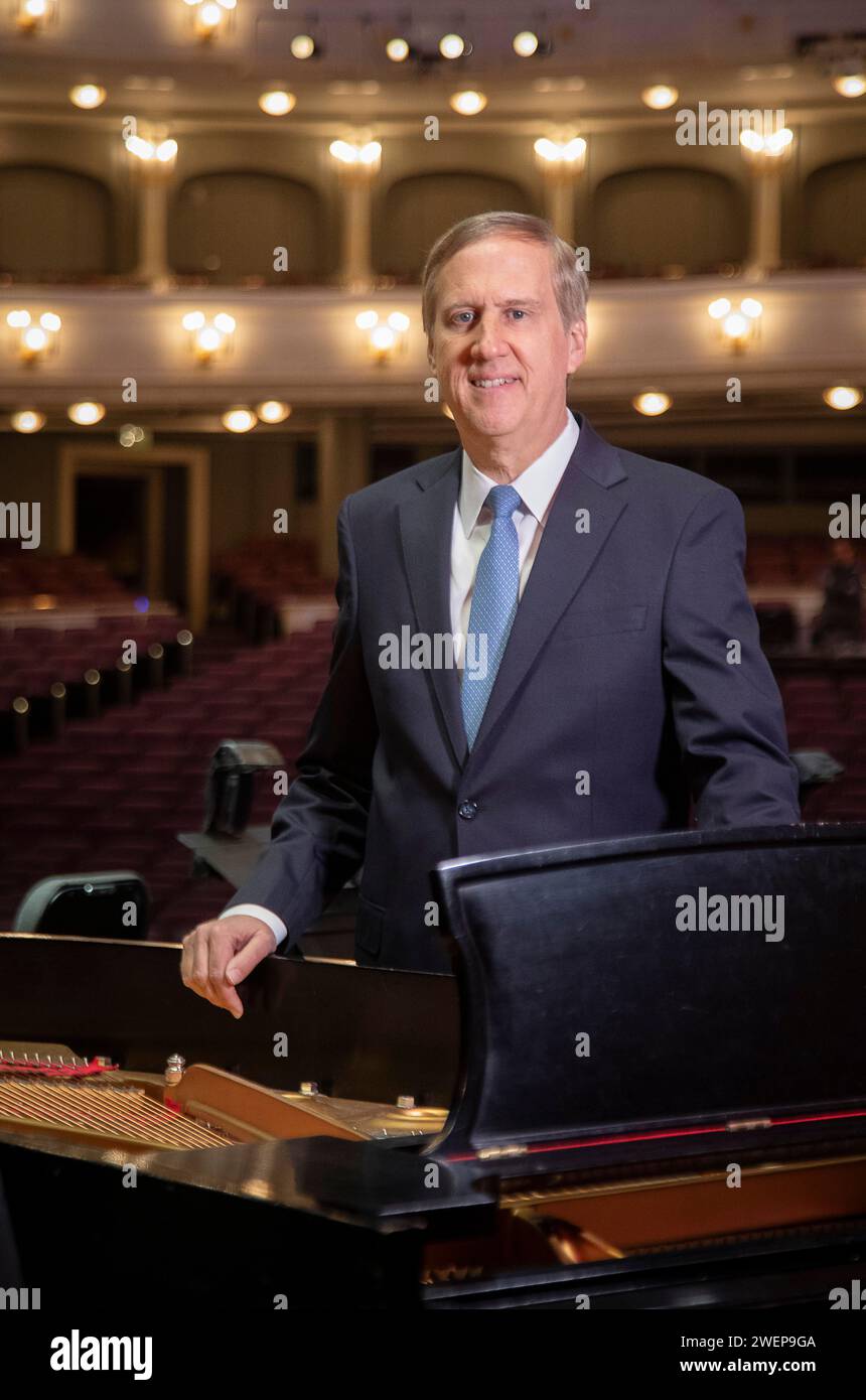 Fort Worth, Texas, USA. 3 gennaio 2024. 3 gennaio 2024. Il CEO della Fort Worth Symphony Orchestra Keith Cerny ha fotografato sul palco della Bass Hall di Fort Worth, Texas. (Immagine di credito: © Ralph Lauer/ZUMA Press Wire) SOLO USO EDITORIALE! Non per USO commerciale! Foto Stock