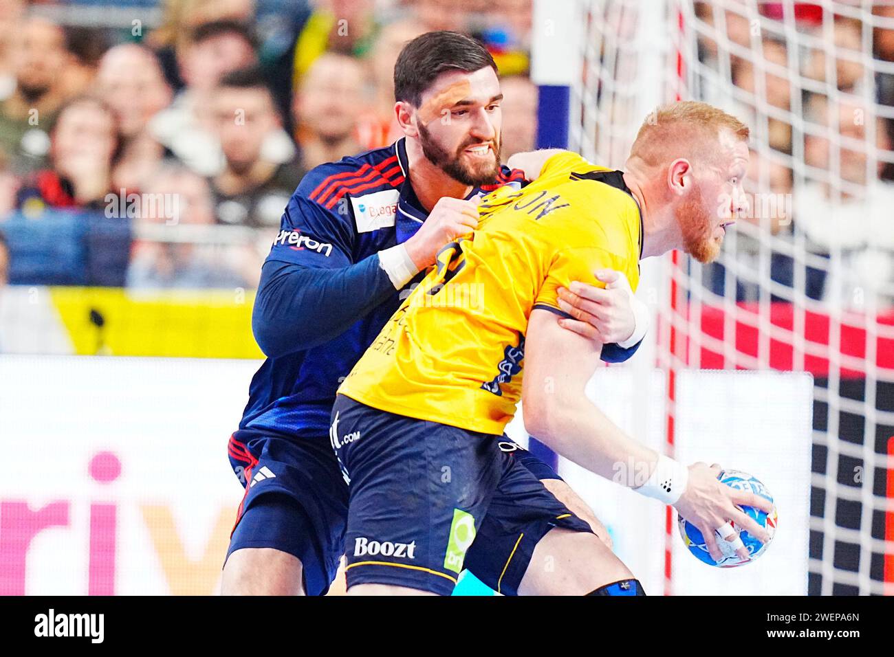 Frances Ludovic Fabregas detiene lo svedese Jim Gottfridsson durante la semifinale tra Svezia e Francia al Campionato europeo di pallamano maschile EHF 2024 nella Lanxness Arena di Colonia, Germania, venerdì 26 gennaio 2024 Credit: Ritzau/Alamy Live News Foto Stock