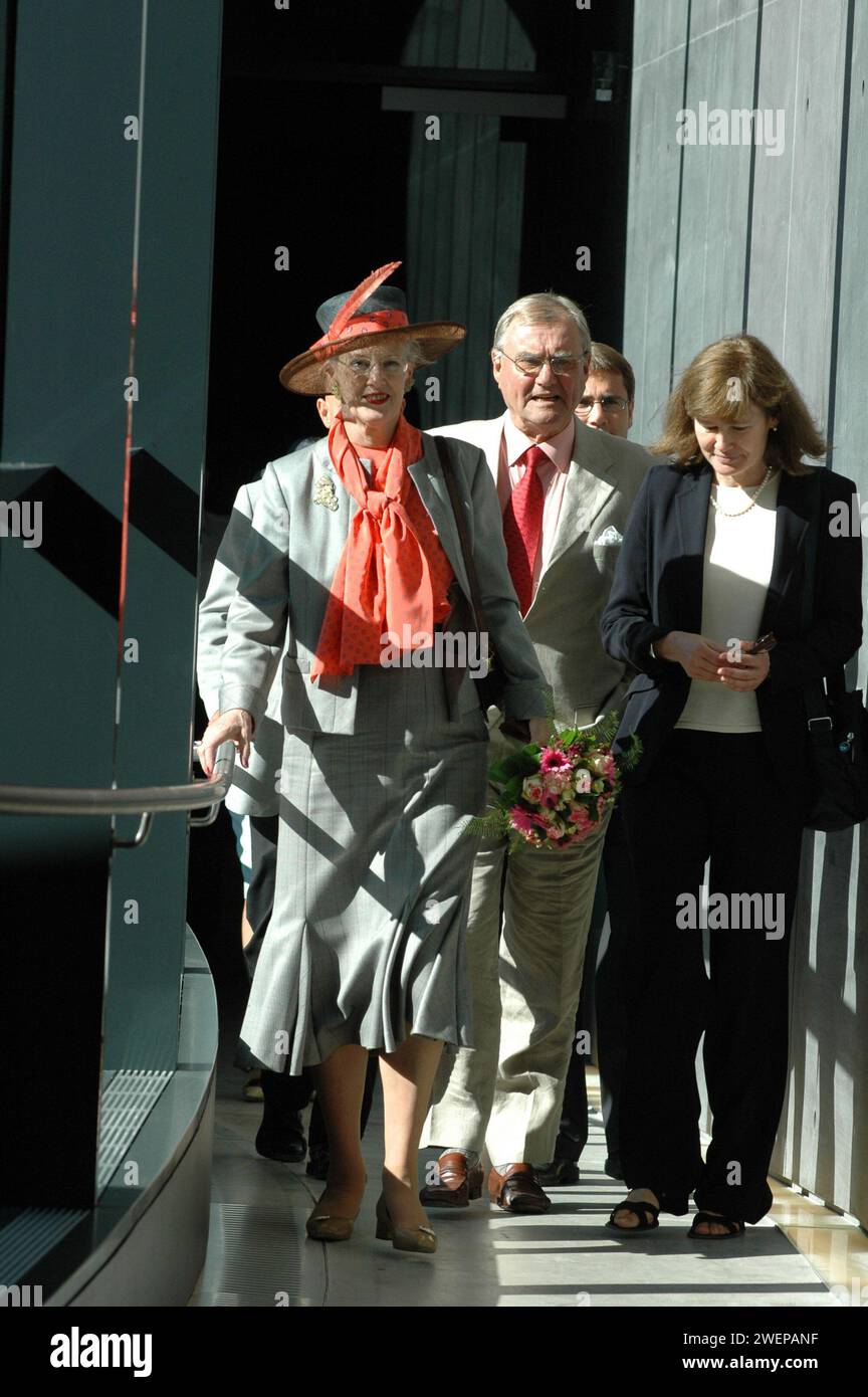 HM la Regina Margrethe II e sua altezza reale il Principe Henrik ha partecipato all'inaugurazione dell'Ordrupgaard Museum News Building architetto di nascita irachena Zaha Hadid Salen nato a Babdad, Iraq nel 1950, mostra del pittore francese Gauguin Ordrup Copenaghen Danimarca 30 agosto 2005 (foto di Francis Dean/Dean Pictures) Foto Stock