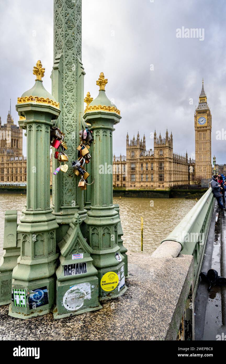 Serrature d'amore attaccate al ponte di Westminster a Londra, Inghilterra. Foto Stock