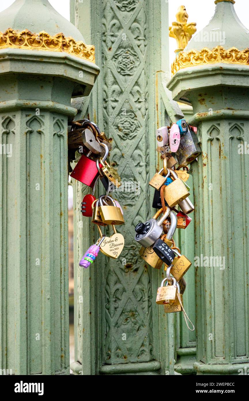Love Locks attaccate al westminster Bridge Londra Inghilterra. Foto Stock