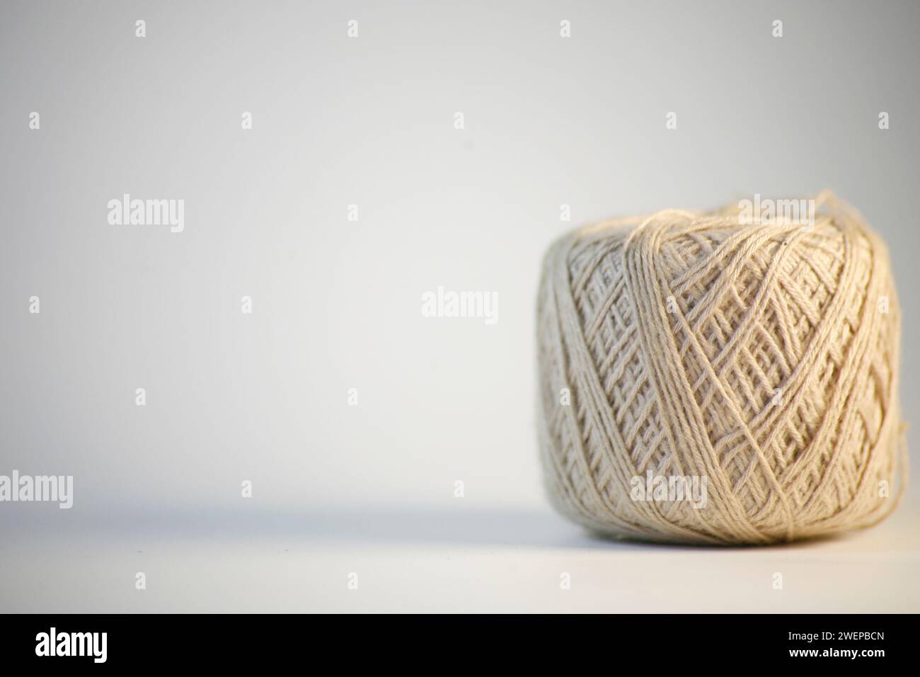 Palla grigia di filati di lana isolati su sfondo bianco Foto Stock