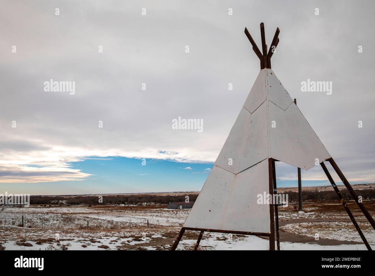 Julesburg, Colorado - Un rifugio a forma di teepee presso l'area di riposo del Colorado Welcome Center sull'Interstate 76. Apache, Arapaho, Cheyenne, Pueblo, S. Foto Stock