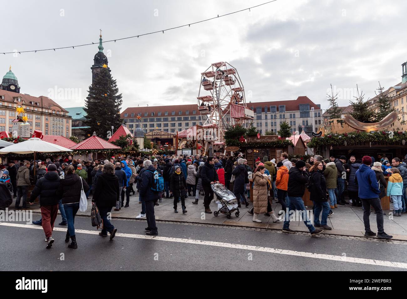 Dresda, Germania, 24 dicembre. I residenti e gli ospiti della città si affrettano a visitare il famoso mercato di Natale nella città di Dresda il 24 dicembre Foto Stock