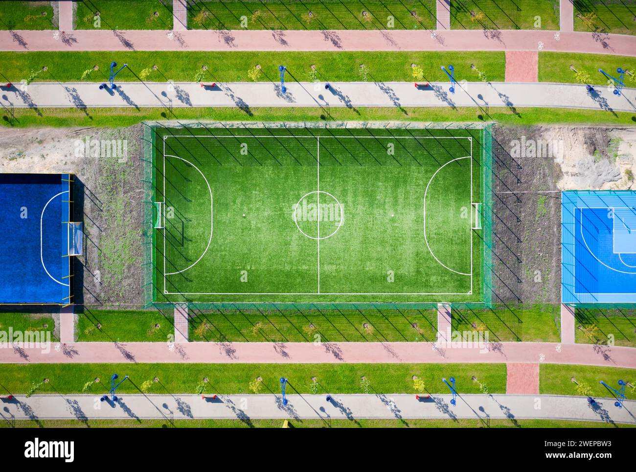Vista aerea del campo da calcio in un parco cittadino. Foto Stock