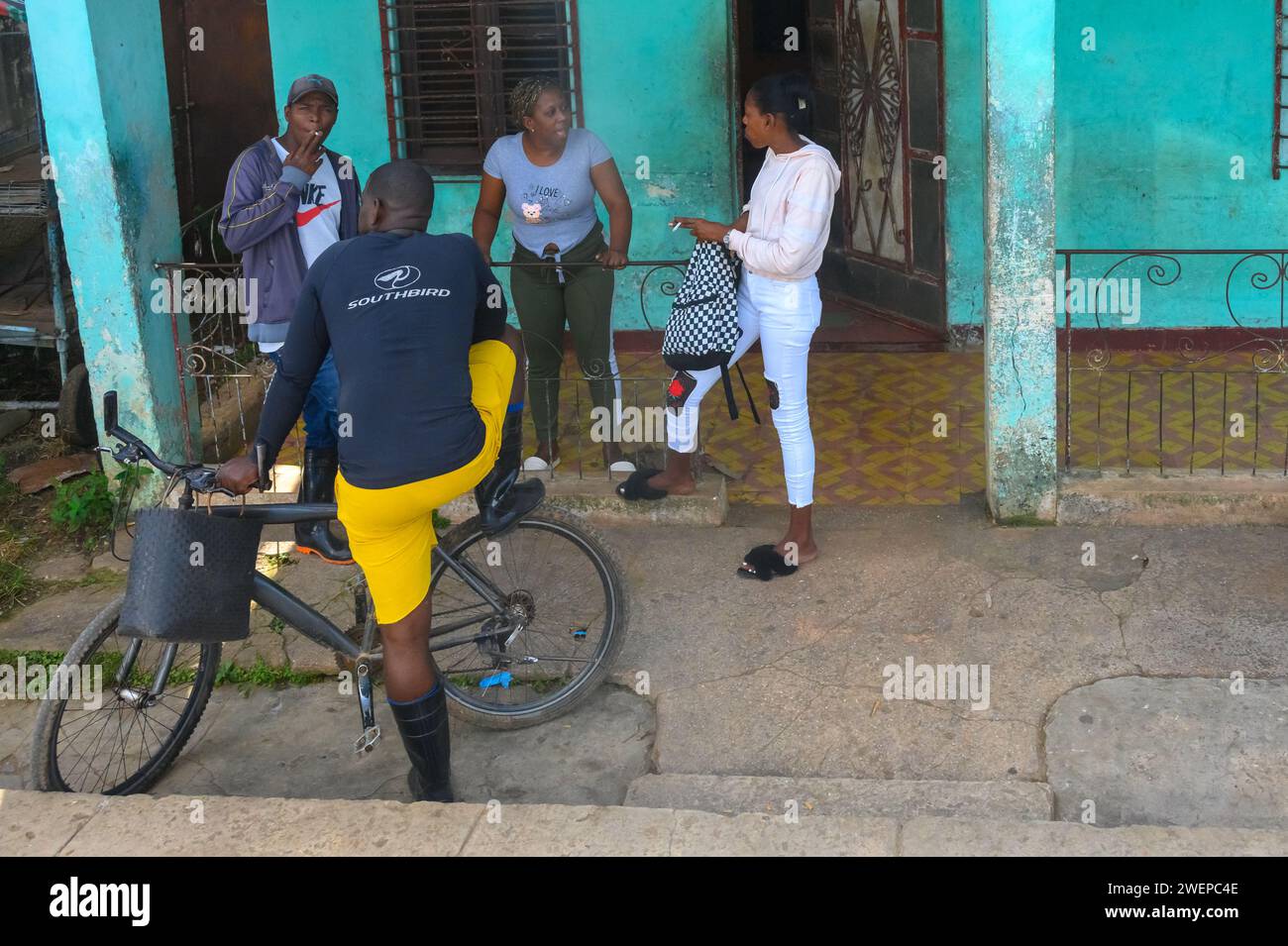 Stile di vita cubano nel portico della casa, Cuba Foto Stock