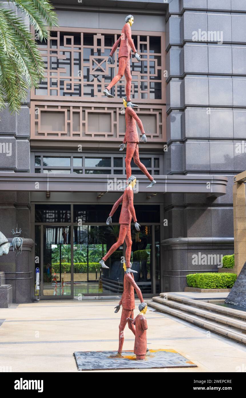 Scultura di Roberto Barni all'entrata di Parkview Square, 600 North Bridge Road, Singapore Foto Stock