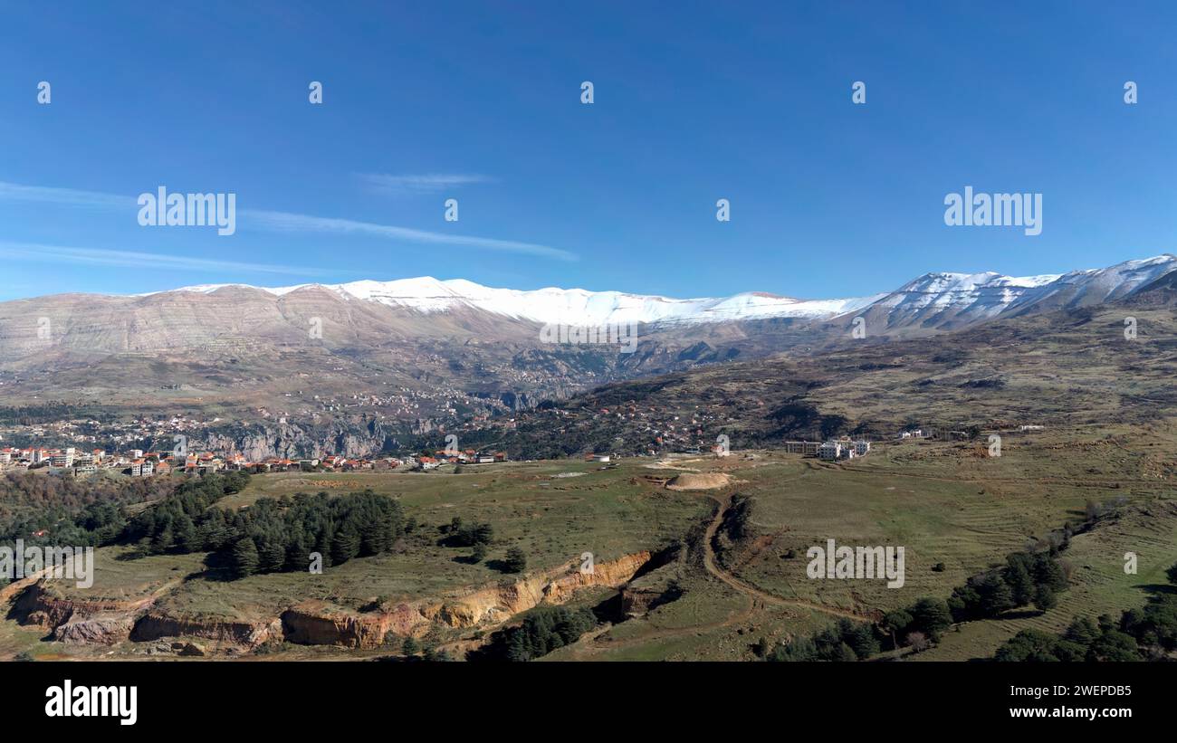 La parte settentrionale della catena montuosa del Monte Libano, con villaggi come Hadath el Jobbeh, Bcharreh e Bkaakafra Foto Stock