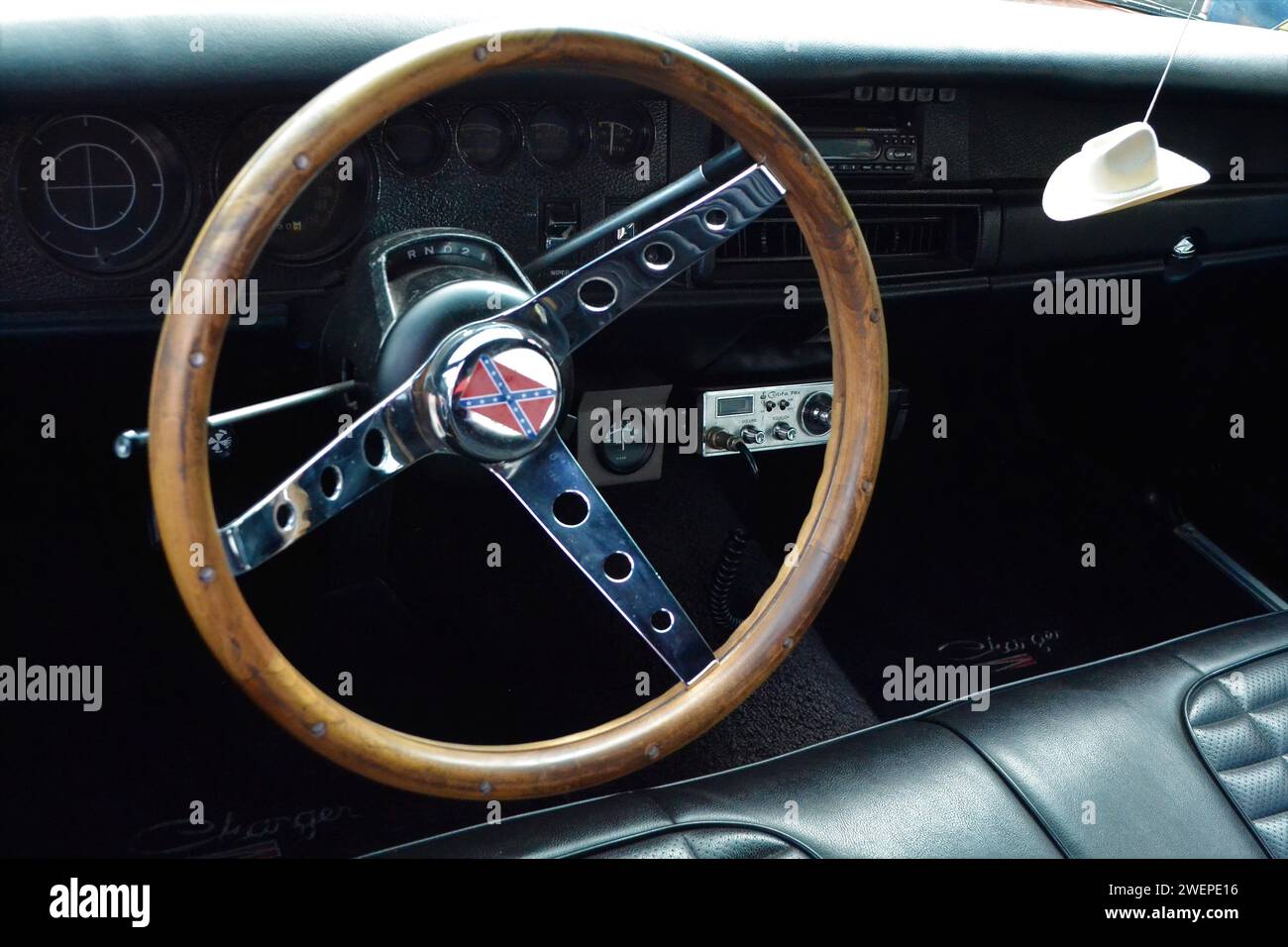 Dukes of Hazzard American Car Steering Wheel - Wooden and Metal - Guida a sinistra al Classic Car Show di Hunmanby North Yorkshire - Regno Unito Foto Stock