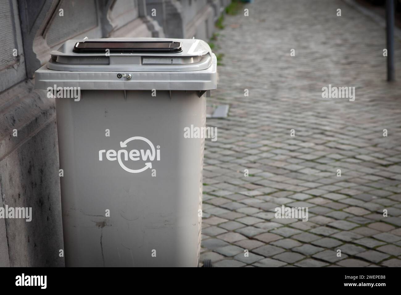 Immagine di un bidone della spazzatura con il logo di renewi a Liegi, Belgio. Renewi plc è un'azienda europea leader nella gestione dei rifiuti che opera principalmente in t Foto Stock