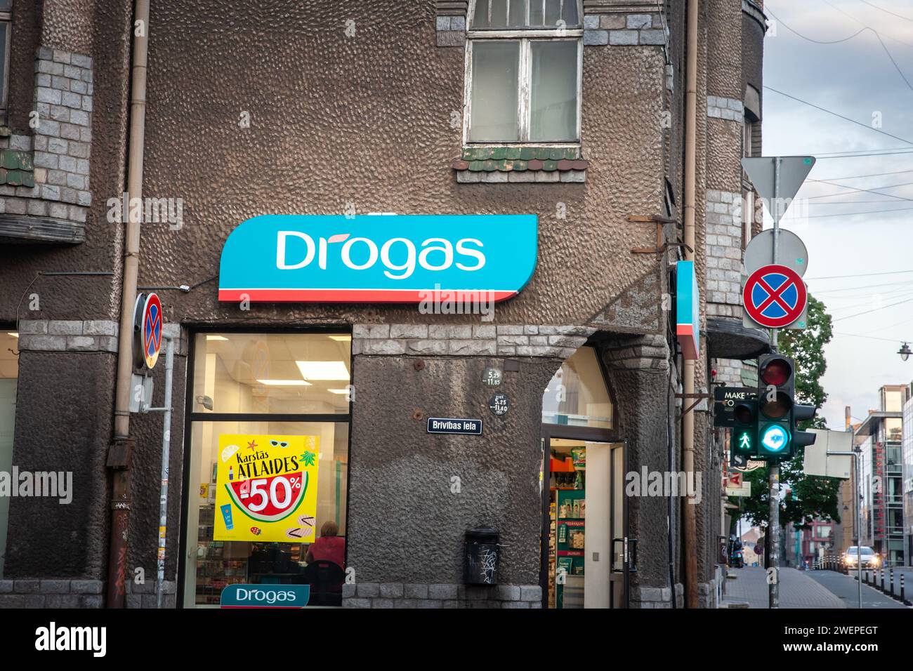 Immagine di un cartello con il logo di Drogas in uno dei loro negozi a riga, Lettonia. I negozi Drogas vendono cosmetici, articoli sanitari, professionisti della casa Foto Stock