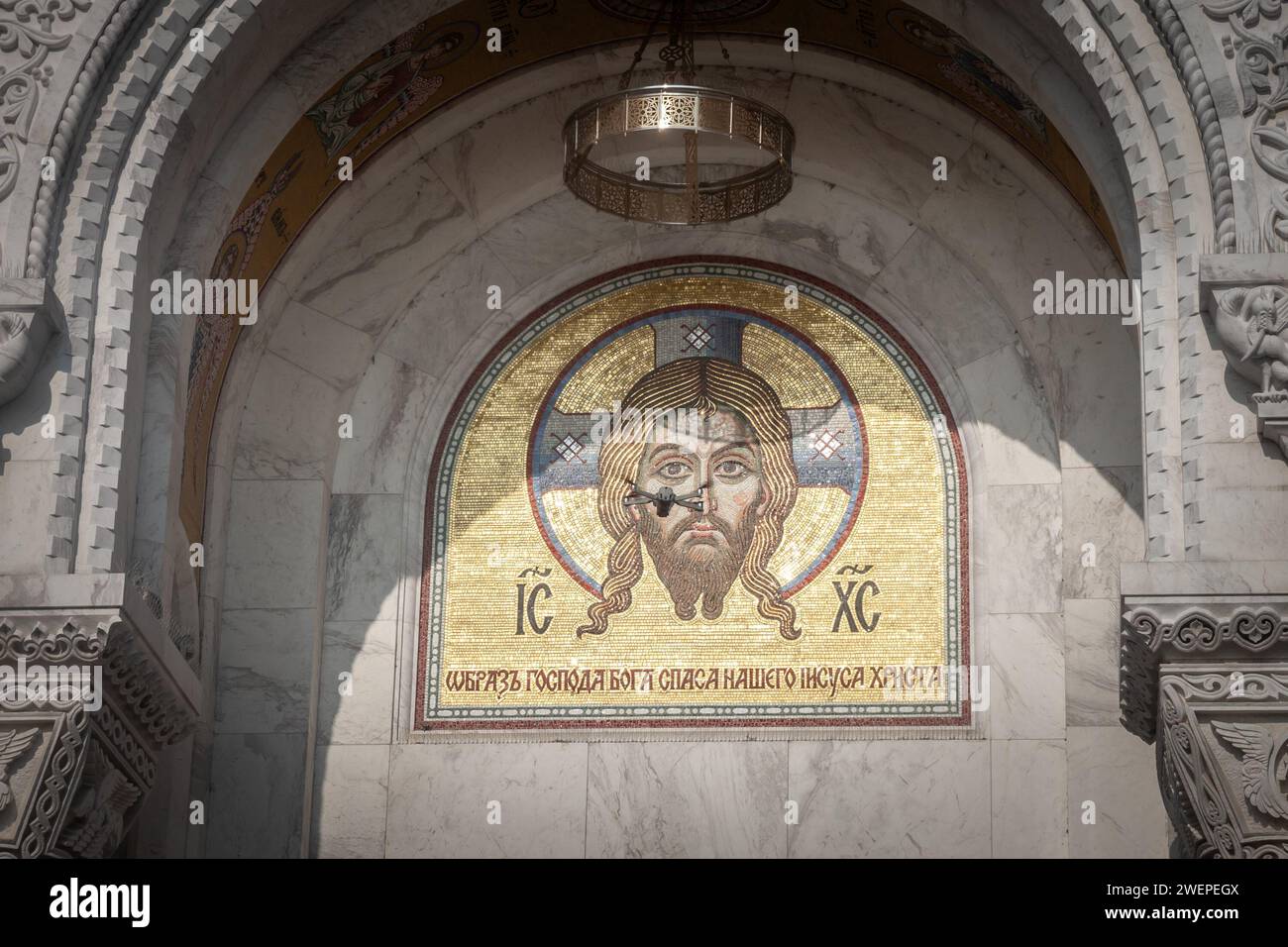 Foto di un drone entusiasta che vola di fronte a un'icona ortodossa nella chiesa di Belgrado. Questo tipo di piccoli droni non ha bisogno di licenza per essere oper Foto Stock