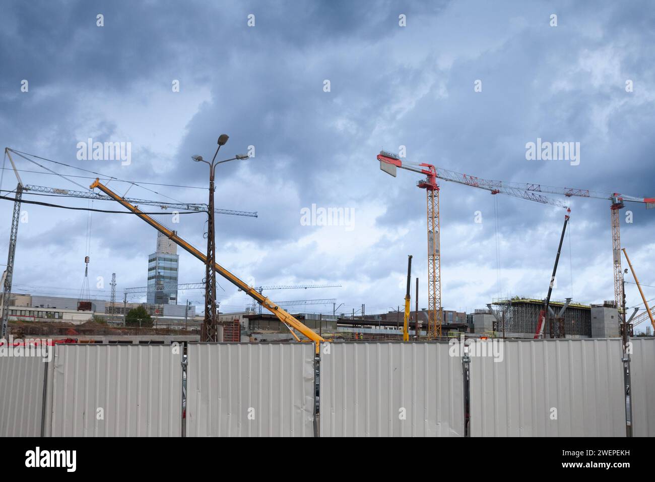 Immagine del progetto ferroviario baltica nella stazione centrale di riga, lettonia. Rail Baltica è un progetto infrastrutturale di trasporto ferroviario verdeggiante in corso, con Foto Stock