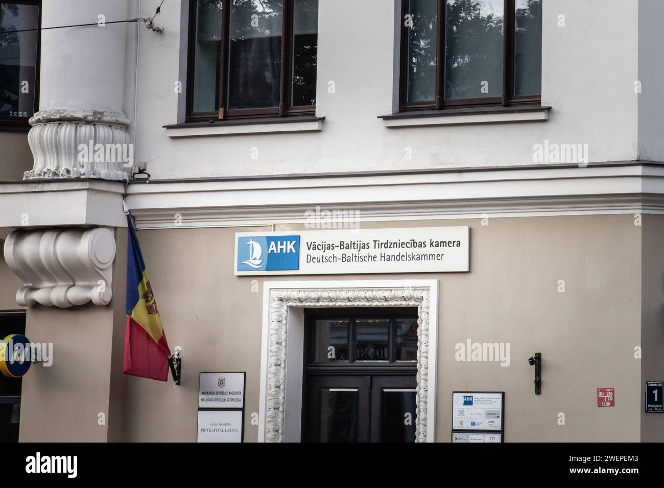 Immagine di un cartello con la deutsche baltische handelskammer nel loro ufficio per riga, lettonia. e' la camera di commercio tedesca negli stati baltici Foto Stock