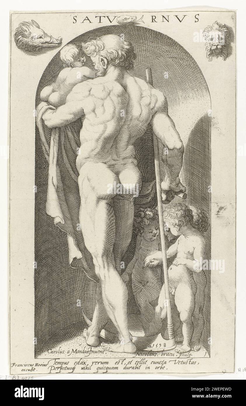 Saturno, Nicolaas Braeu, dopo Karel van Mander (i), 1598 stampa un'immagine del Dio Saturno collocata in una nicchia. Saturno è raffigurato con i suoi figli. Come Dio dell'agricoltura, Saturno ha una falce come attributo. Altri attributi sono appesi al muro. Sotto la stampa un verso latino. Incisione su carta (storia di) Saturno (Crono) Foto Stock