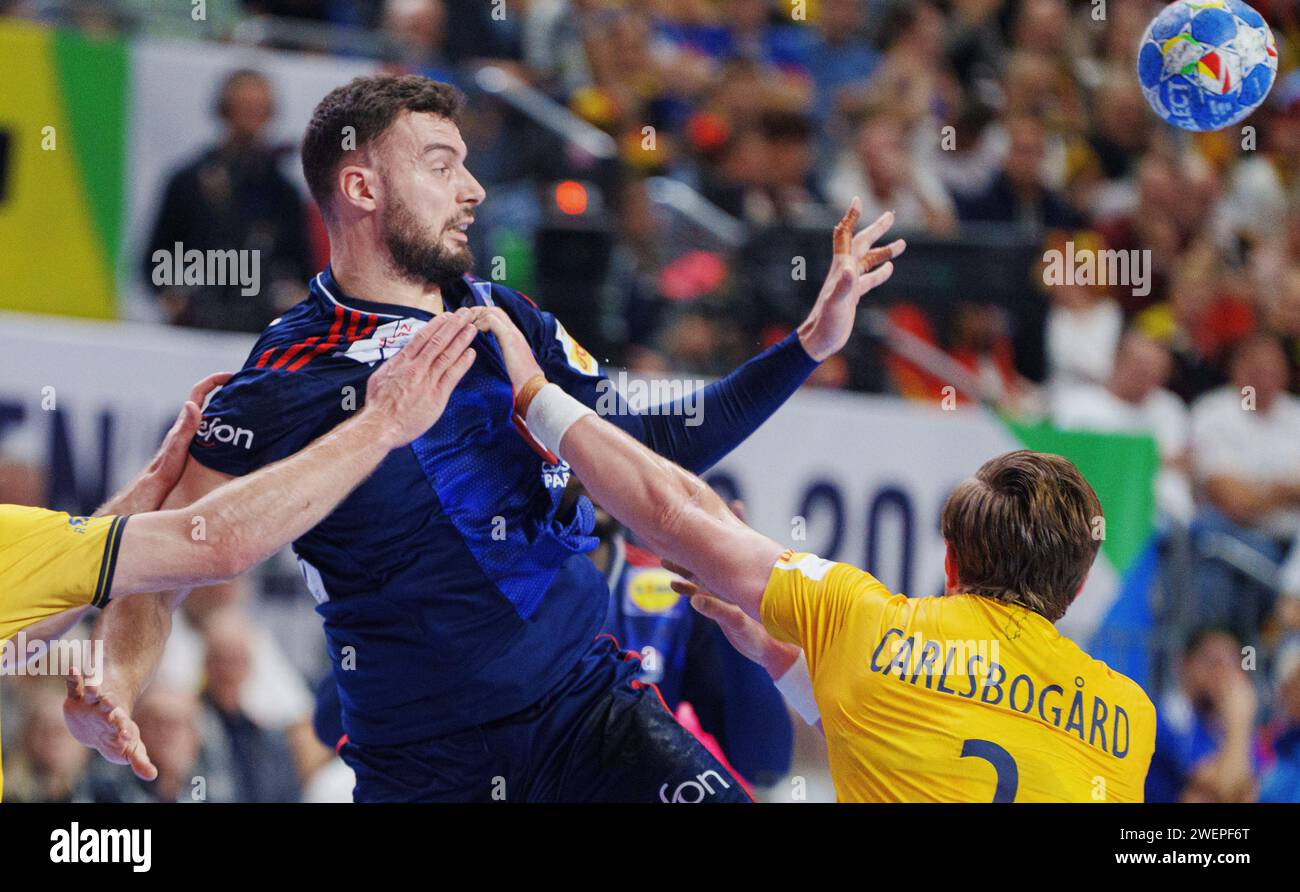 Nedim Remili della Francia e Jonathan Carlsbogard della Svezia durante la semifinale tra Svezia e Francia al Campionato europeo di pallamano maschile EHF 2024 nella Lanxness Arena di Colonia, Germania, venerdì 26 gennaio 2024 credito: Ritzau/Alamy Live News Foto Stock