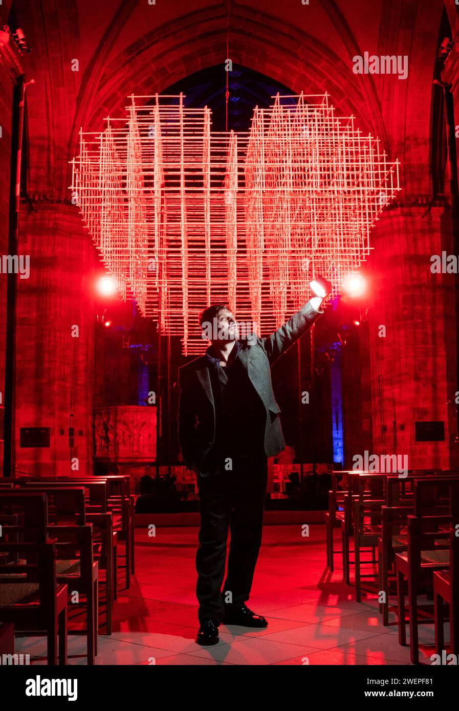 L'artista Michael Pendry insieme alla sua scultura tridimensionale Heart presso la Cattedrale di St Giles a Edimburgo, come parte del Burns and Beyond Festival e 900 ° anniversario della fondazione della Cattedrale. Data immagine: Venerdì 26 gennaio 2024. Foto Stock