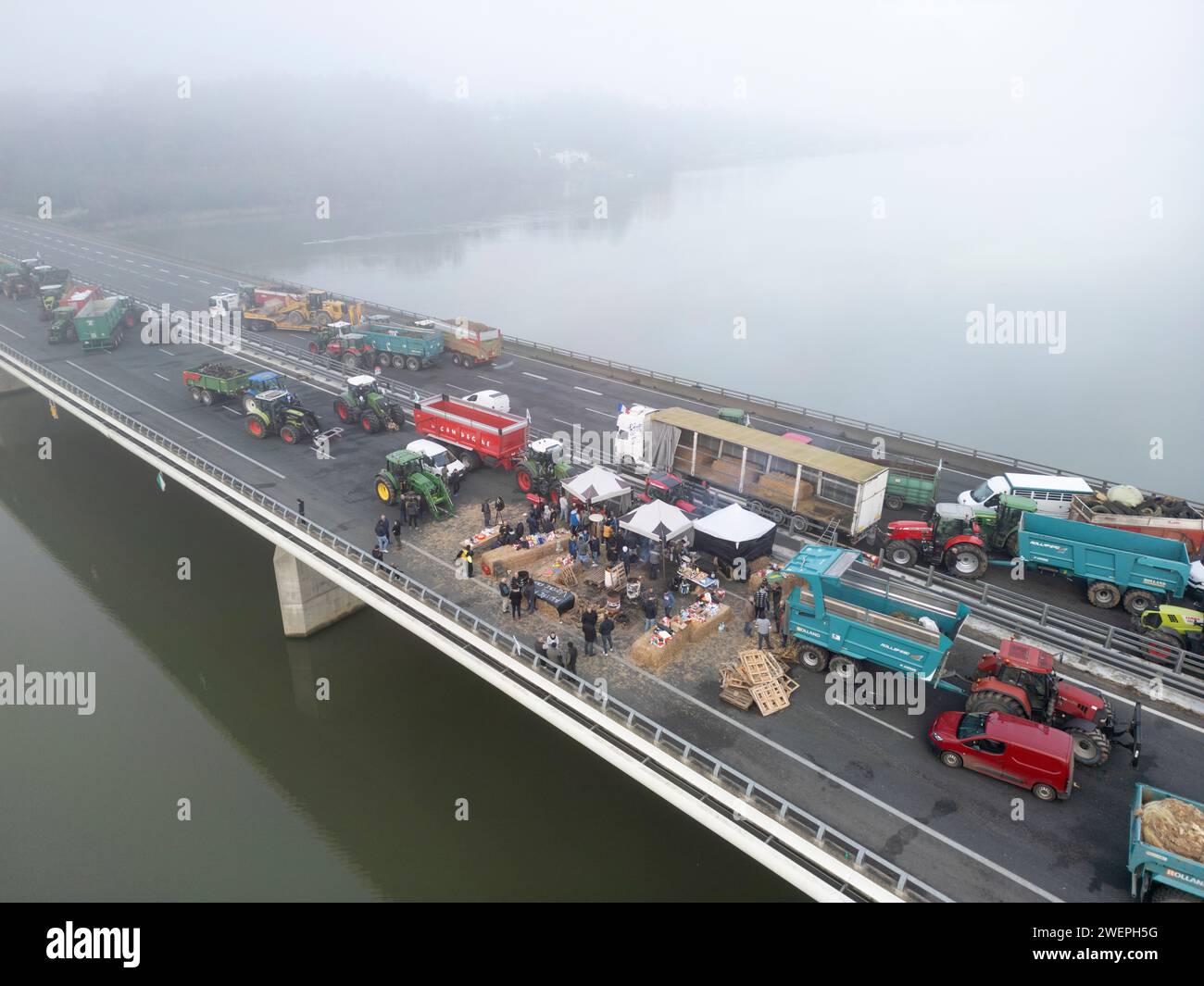 Protesta degli agricoltori che bloccano l'autostrada A63 (viadotto Hubert Touya, Bayonne (64100), Pyrénées-Atlantiques (64), Nouvelle Aquitaine, Francia, Europa, 2024-01-26). Il quarto giorno del blocco, venerdì 26 gennaio 2024, agricoltori dei Pirenei Atlantici, in risposta all'appello del FDSEA 64 e dei giovani agricoltori, hanno organizzato blocchi agli interscambi di Bayonne. Il traffico e' stato interrotto per quattro giorni in questa sezione dell'autostrada. Le proteste agricole sono un segno della crisi che affligge il settore agricolo in Francia e in Europa. Foto Stock